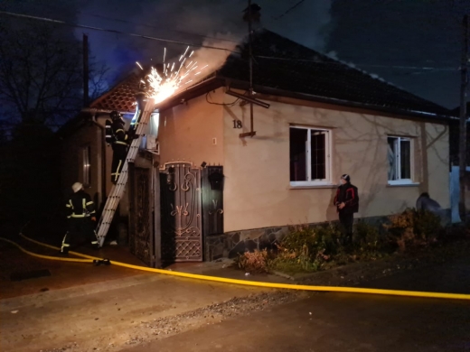 У Мукачеві рятувальники ліквідували пожежу в житловому будинку
