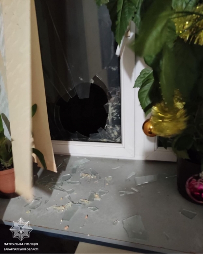 Розшукали чоловіка, який розбив вікно у житловому будинку в Ужгороді
