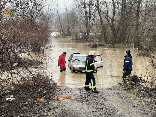 У Хусті рятувальники вивільнили з річки Ріка підтоплений автомобіль
