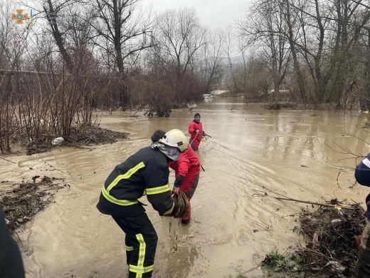 У Хусті рятувальники вивільнили з річки Ріка підтоплений автомобіль