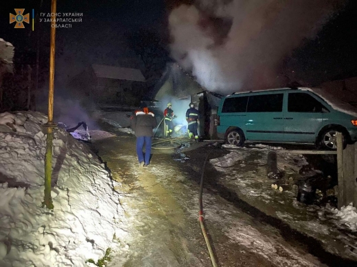 У Хустському районі пожежа охопила гараж із технікою