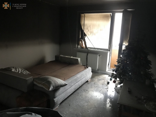 Троє людей врятовано та 20 евакуйовано під час пожежі в одній з багатоповерхівок Ужгорода