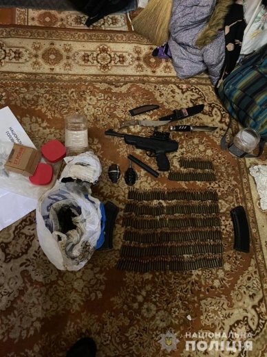 Зброю та наркотики виявили під час обшуків у Мукачеві