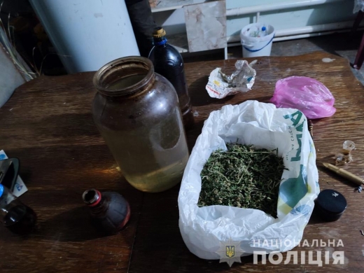Зброю та наркотики виявили під час обшуків у Мукачеві