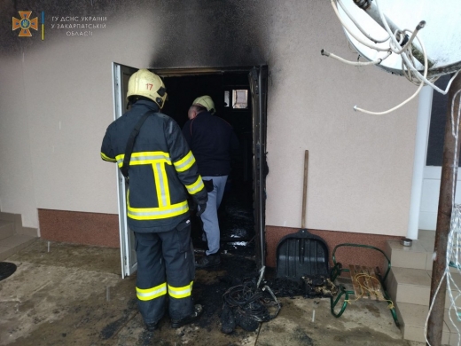 На Берегівщині мало не згоріли житловий будинок і літня кухня