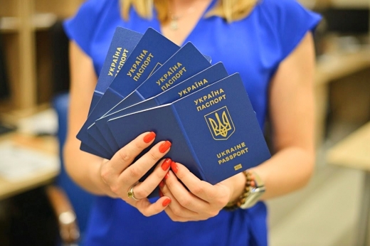 Майже 15 тисяч закордонних паспортів оформили в обласному ДМС від початку воєнного стану