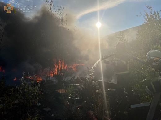 Ужгородські рятувальники ліквідували пожежу на підприємстві зі збору металобрухту