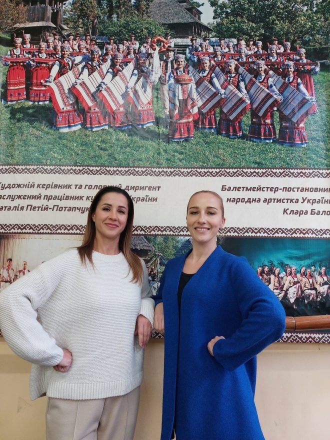 Ірина Кізюр та Ганна Кохан. Закарпатський народний хор