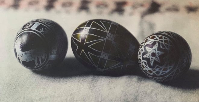 Писанки з Рахівщини, 1921 р. Фото Рудольфа Гулки з книги «zmizelý Svět Podkarpatské Rusi Ve Fotografiích Rudolfa Hůlky (1887–1961)». Автор розмальовував фото фарбами