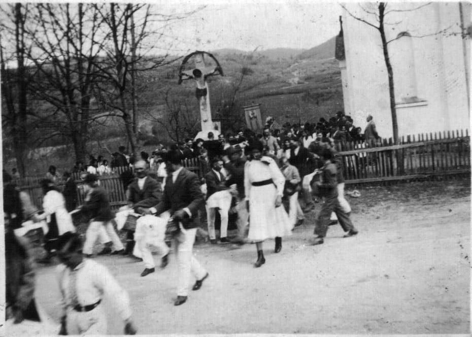 Додому з кошарами. Великдень в с. Ставне, Великоберезнянщина. Фото 30 х рр з Fb сторінки Віктора Ковача