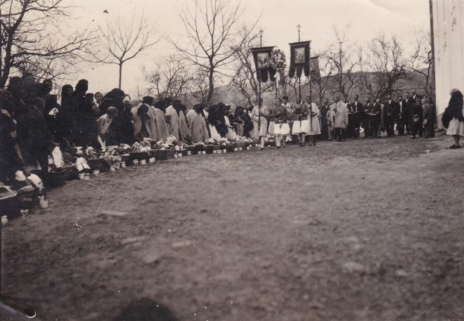 Свячення пасок у Лохові, Мукачівщина. Чехословацький період. Фото з Fb сторінки Dudinszky Genealogy Blog