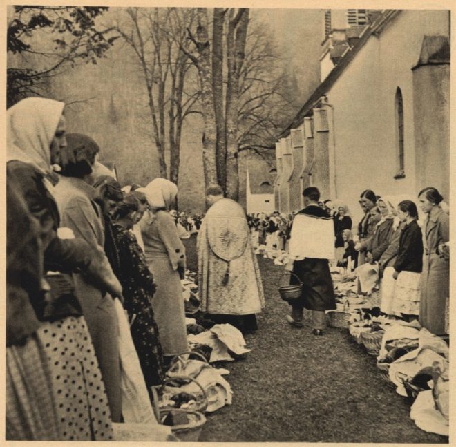 Свячення пасок в Усть Чорній в часи Чехословаччини. Фото з журналу Pestrý Týden 1938 рік