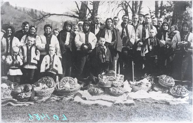 Свячення пасок в селі Богдан на Рахівщині, 1929 рік. Фото Амалі Кожмінової 