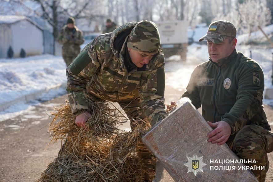 Закарпатські поліцейські кінологи зігріли безпритульних тварин у зимову негоду