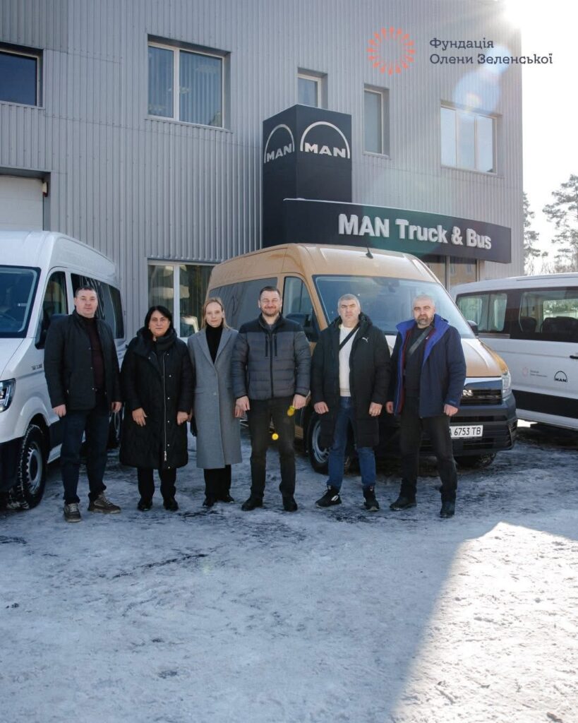 Закарпаття отримало чотири сучасні мінівени для освітніх закладів від Фундації Олени Зеленської