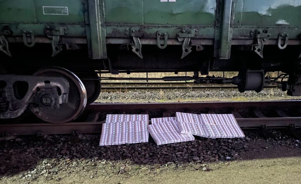 На кордоні зі Словаччиною виявили контрабандні сигарети, приховані в руді вантажного потяга