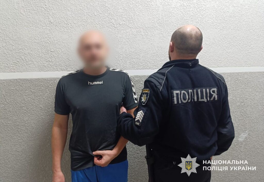 Сварка через смітник закінчилася ножем: правоохоронці затримали підозрюваного в Мукачеві