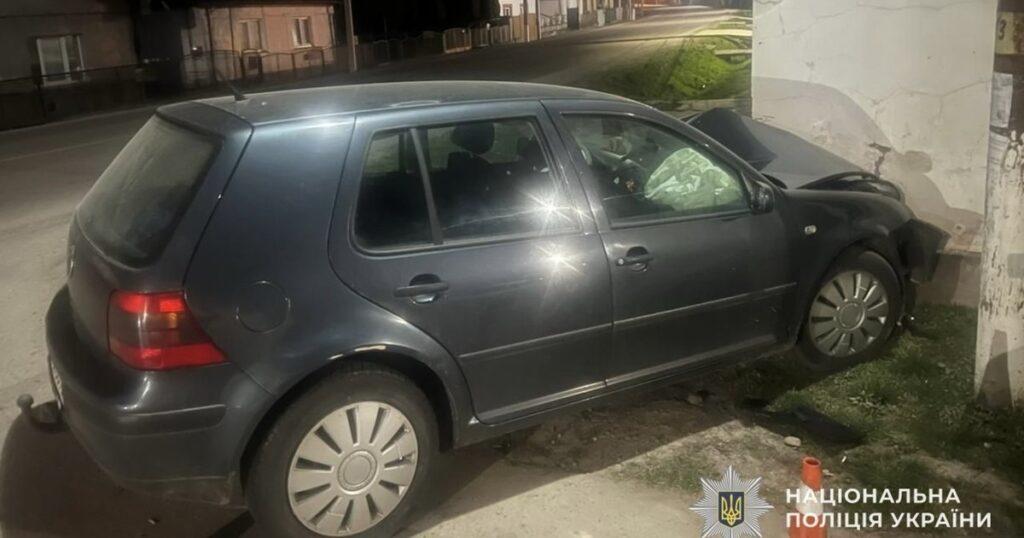 Аварія на Закарпатті: у Мужієві водійка Volkswagen напідпитку врізалась у будівлю, є постраждалі
