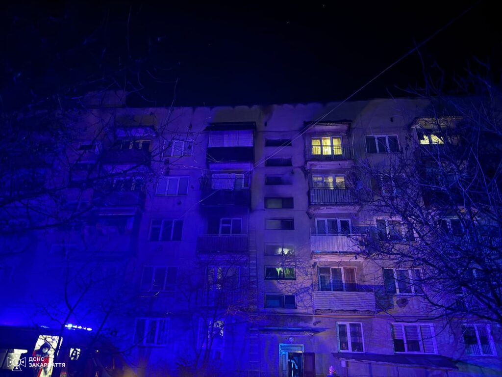 Порятунок на Закарпатті: у Буштині пожежа охопила багатоповерхівку, врятовано 69-річного господаря