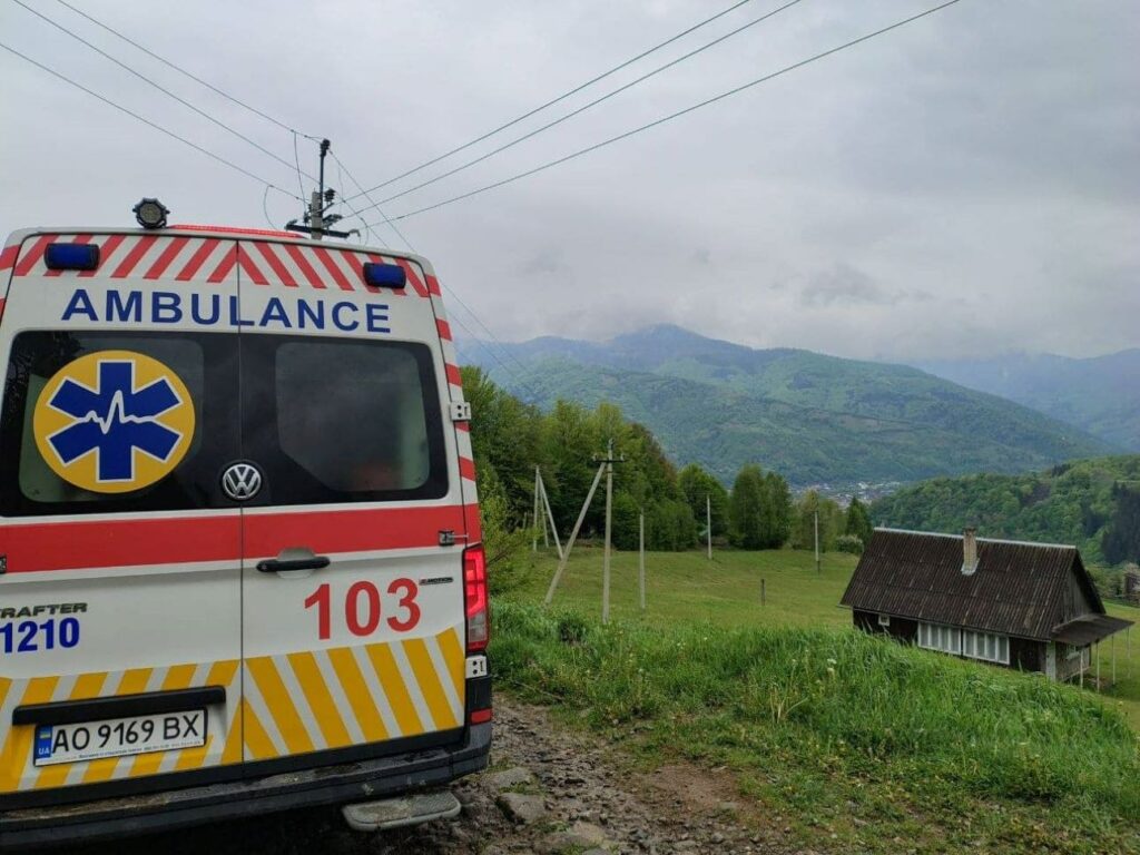 Рятувальна місія в горах: медики Рахова пішки дісталися до травмованої туристки