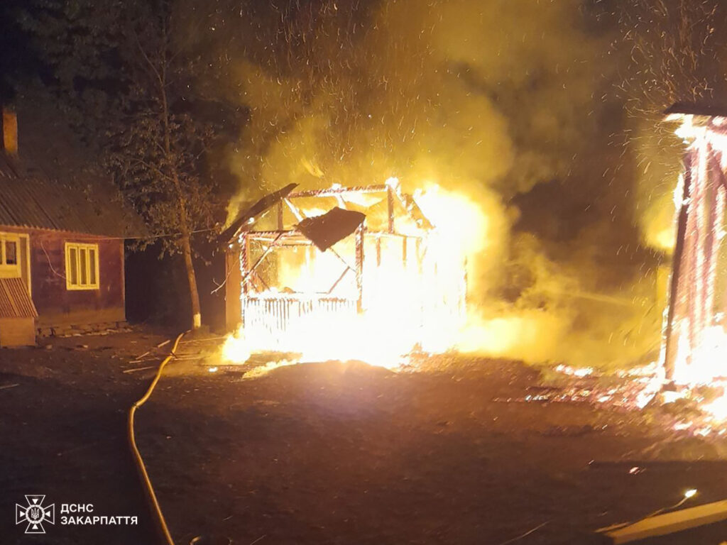 Руйнівна пожежа в Брустурах: вогонь повністю знищив господарську будівлю
