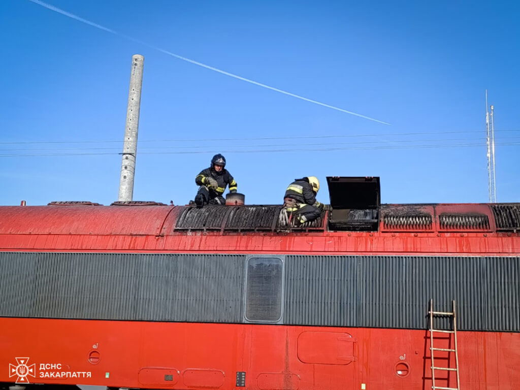 Пасажирський потяг загорівся під час руху біля Чопа