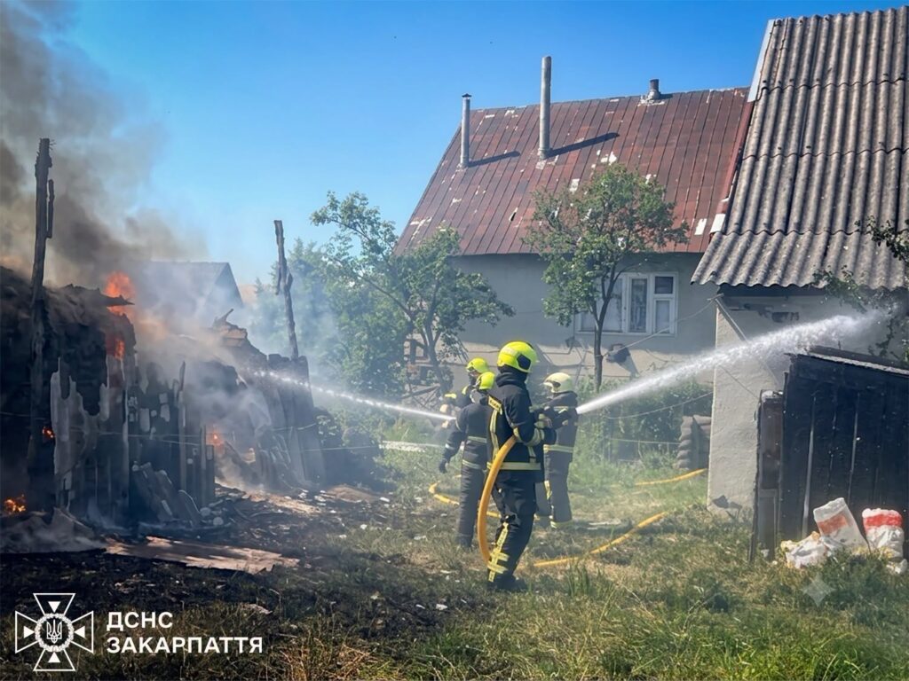 Рятувальники врятували будинок від вогню в Хустському районі