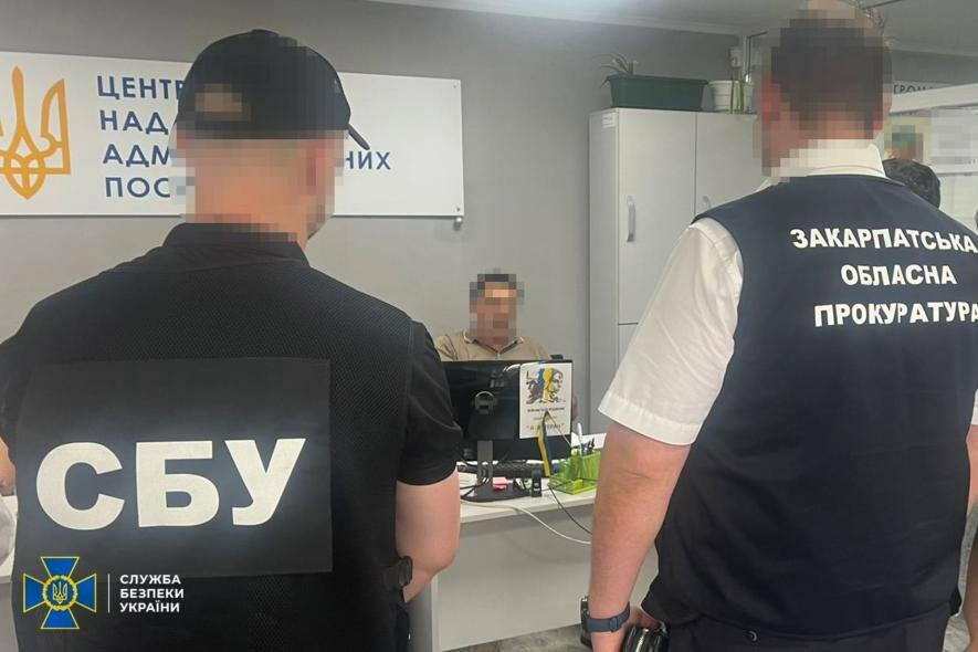 Корупційний скандал на Закарпатті: сільський голова та інспекторка вимагали хабарі за землю