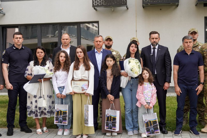 Три сім’ї військових отримали ключі від нових квартир в Ужгороді