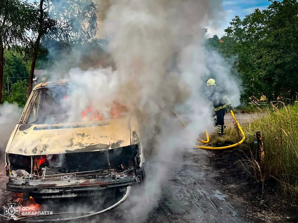На Хустщині через займання під капотом повністю згорів мікроавтобус Volkswagen