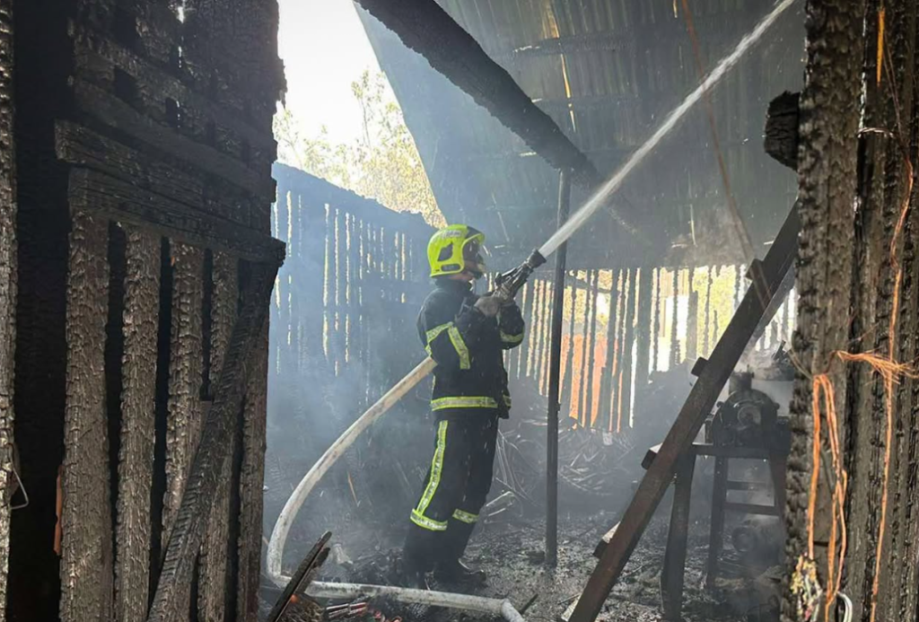 Пожежа в Нересниці: рятувальники врятували літню кухню від повного знищення