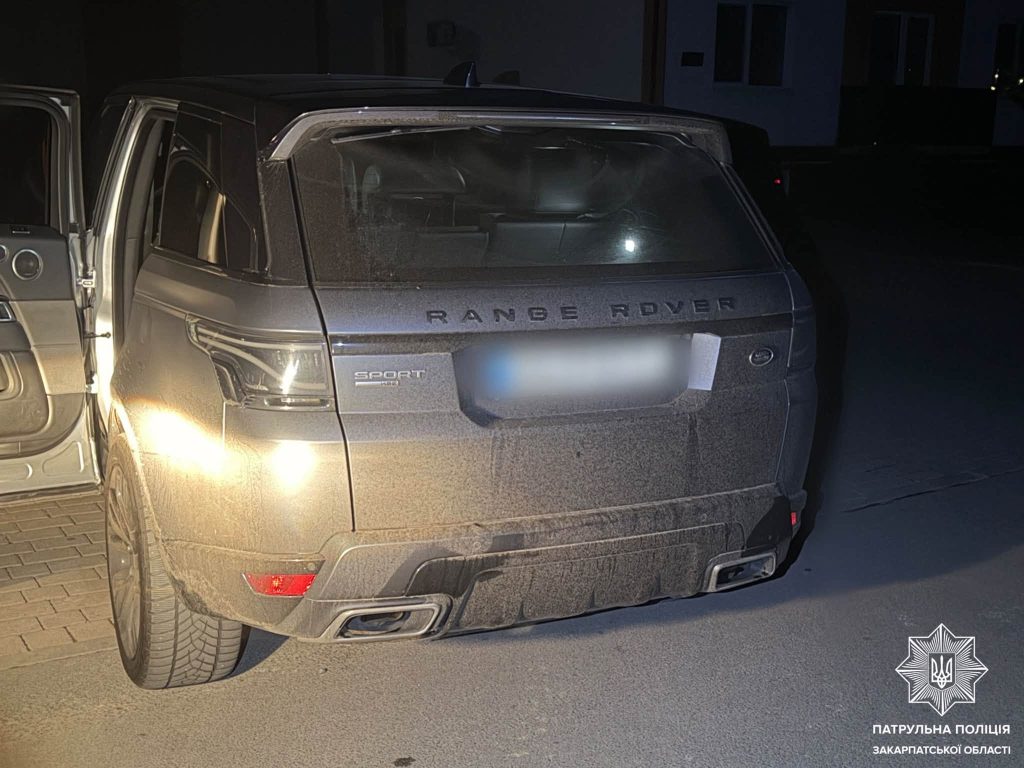 В Ужгороді зупинили п’яного водія Range Rover із пістолетом у салоні