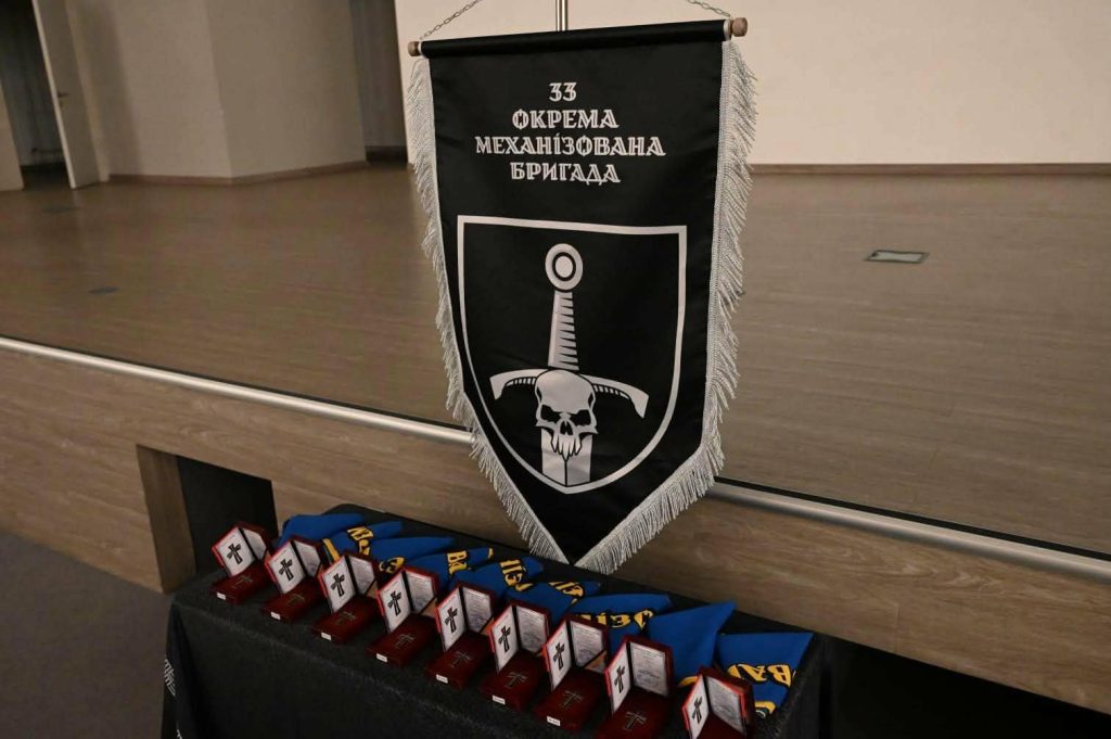 Родинам дев’ятьох загиблих бійців 33-ї ОМБр урочисто передали «Хрест Героя»